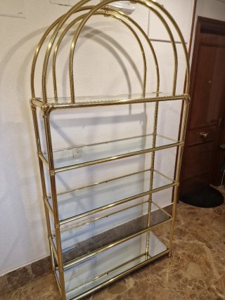 Estantería dorada con baldas de cristal