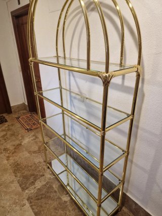 Estantería dorada con baldas de cristal