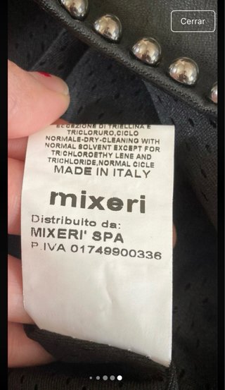 Chaqueta corta de piel negra con tachuelas