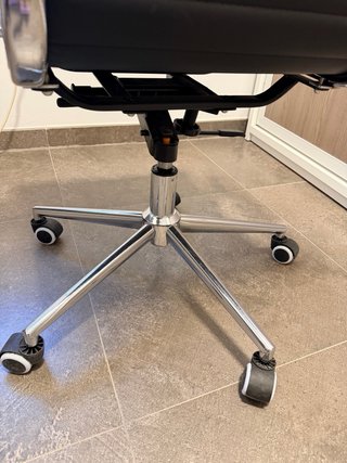 Silla de oficina negra con ruedas