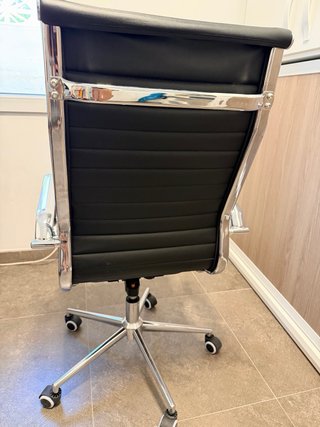 Silla de oficina negra con ruedas