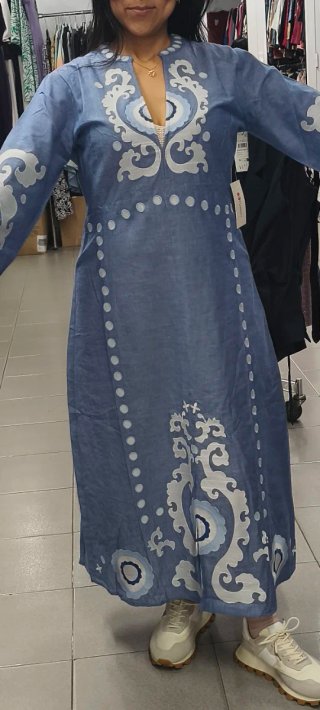 Vestido largo azul con bordado blanco