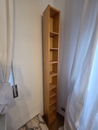 Estantería estrecha de madera para DVD