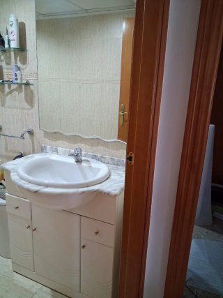 Mueble de baño con lavabo y mármol