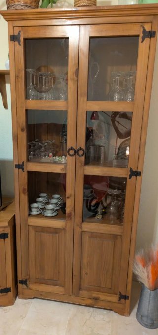 Vitrina de madera y cristal