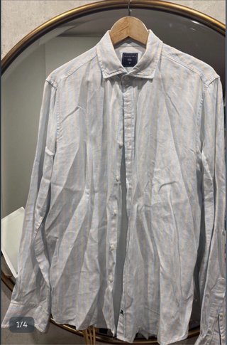 Camisa Scalpers Rayas Azul y Blanca. Pantalón azul