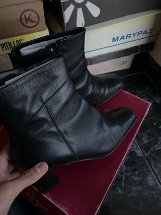 Botas de piel negras con cremallera