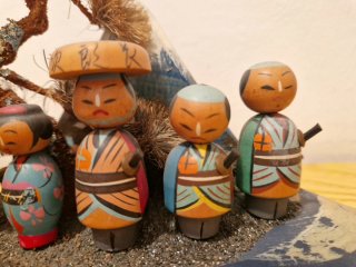 Kokeshi grupo samurais y geisha (años 50) 12x19cm