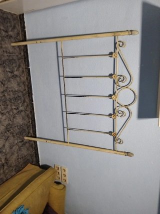 Cabezal de forja beige con detalles