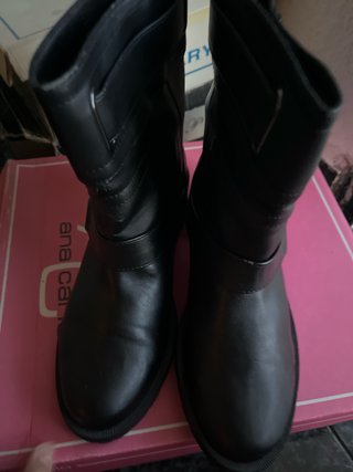 Botas negras con hebillas
