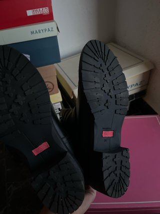 Botas negras con hebillas