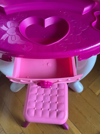 Tocador de juguete para niña