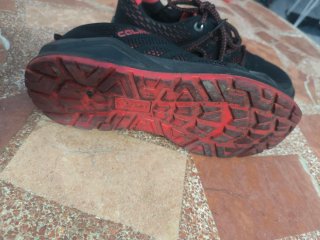 Zapatos de trabajo cómodos negros y rojos. Mujer