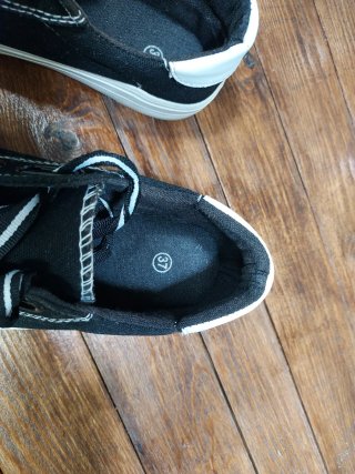Zapatillas negras y blancas