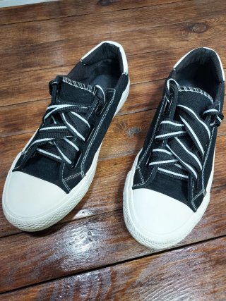 Zapatillas negras y blancas