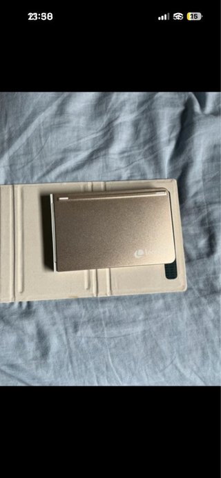 Teclado portátil beige y gris