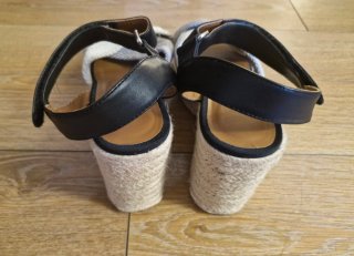 Sandalias cuña Bimba y Lola T40 beige/negro