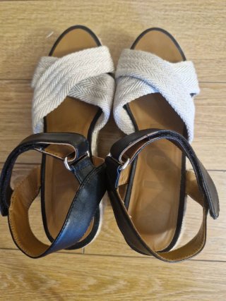 Sandalias cuña Bimba y Lola T40 beige/negro