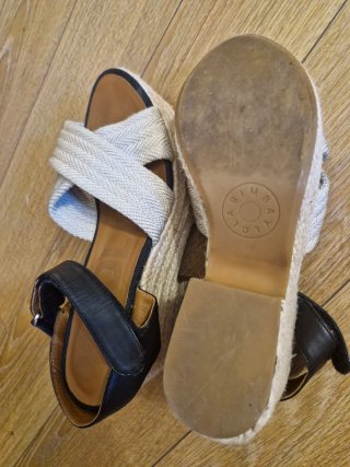 Sandalias cuña Bimba y Lola T40 beige/negro