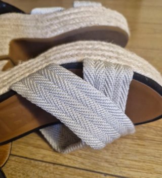 Sandalias cuña Bimba y Lola T40 beige/negro