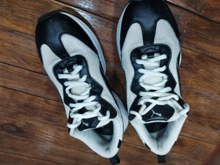 Zapatillas Puma Negras y Blancas