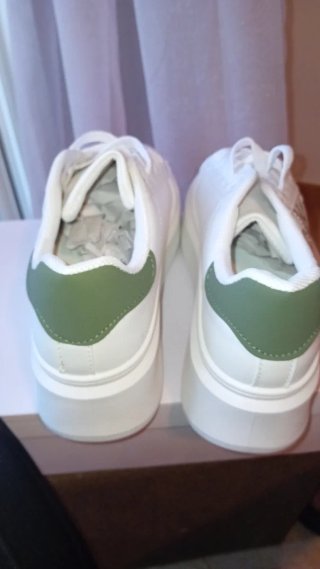 Zapatillas blancas con corazones