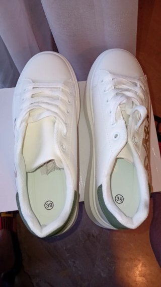 Zapatillas blancas con corazones