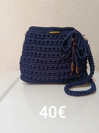 Bolso azul tejido a mano