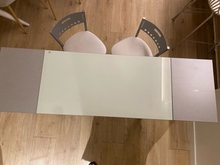 Mesa de cocina y 2 sillas