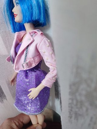 Bambola Barbie modella capelli blu