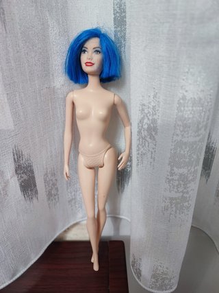 Bambola Barbie modella capelli blu