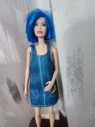 Bambola Barbie modella capelli blu