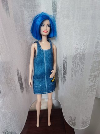 Bambola Barbie modella capelli blu