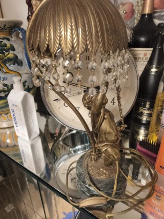 Lámpara antigua de latón con figuras