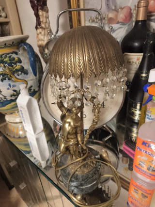 Lámpara antigua de latón con figuras