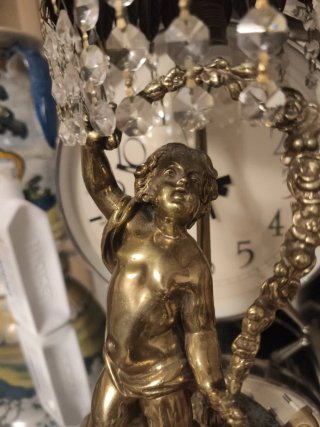 Lámpara antigua de latón con figuras