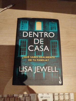 Dentro De Casa | Libro de Misterio & Policíaca