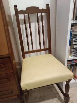 Sillas de madera con asiento de polipiel