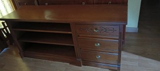 Mesa de madera con cajones y estanterías