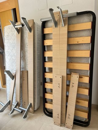 Cama con somier de madera y metal