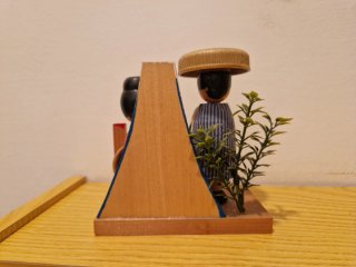 Kokeshi pareja en el monte Fuji (años 50) 12x12cm