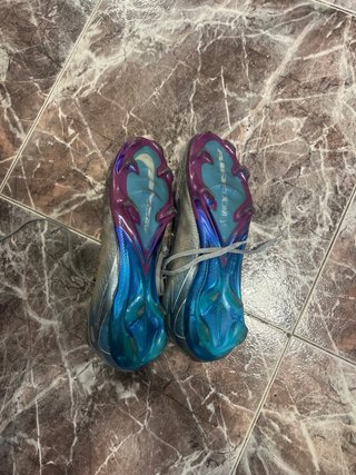 Botas de fútbol Nike grises y turquesa