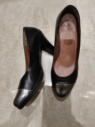 Zapatos de tacón piel negros y plateados