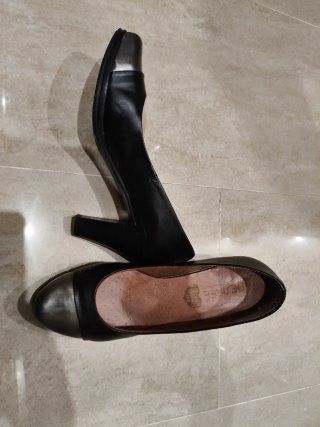 Zapatos de tacón piel negros y plateados