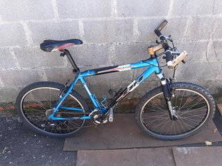Bicicleta azul en muy buen estado