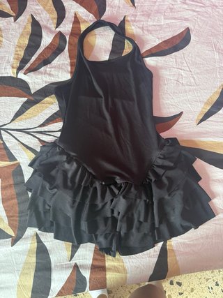 Vestido negro con volantes