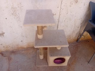 Árbol rascador para gatos con casa