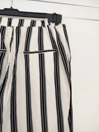 Pantalón rayas verticales blanco y negro