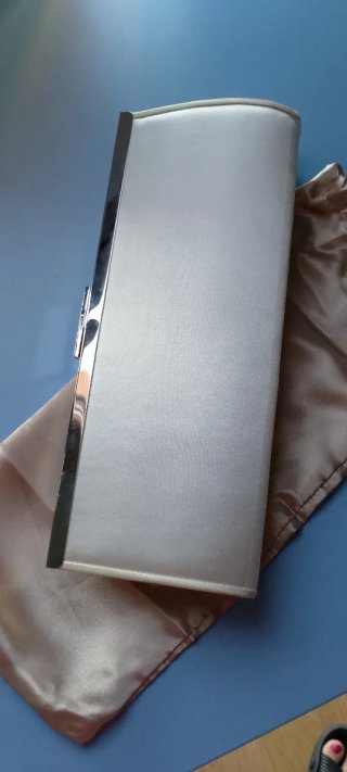 Bolso de mano blanco y plateado