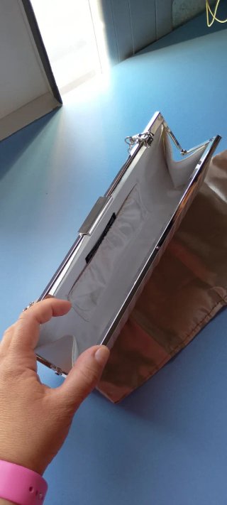 Bolso de mano blanco y plateado